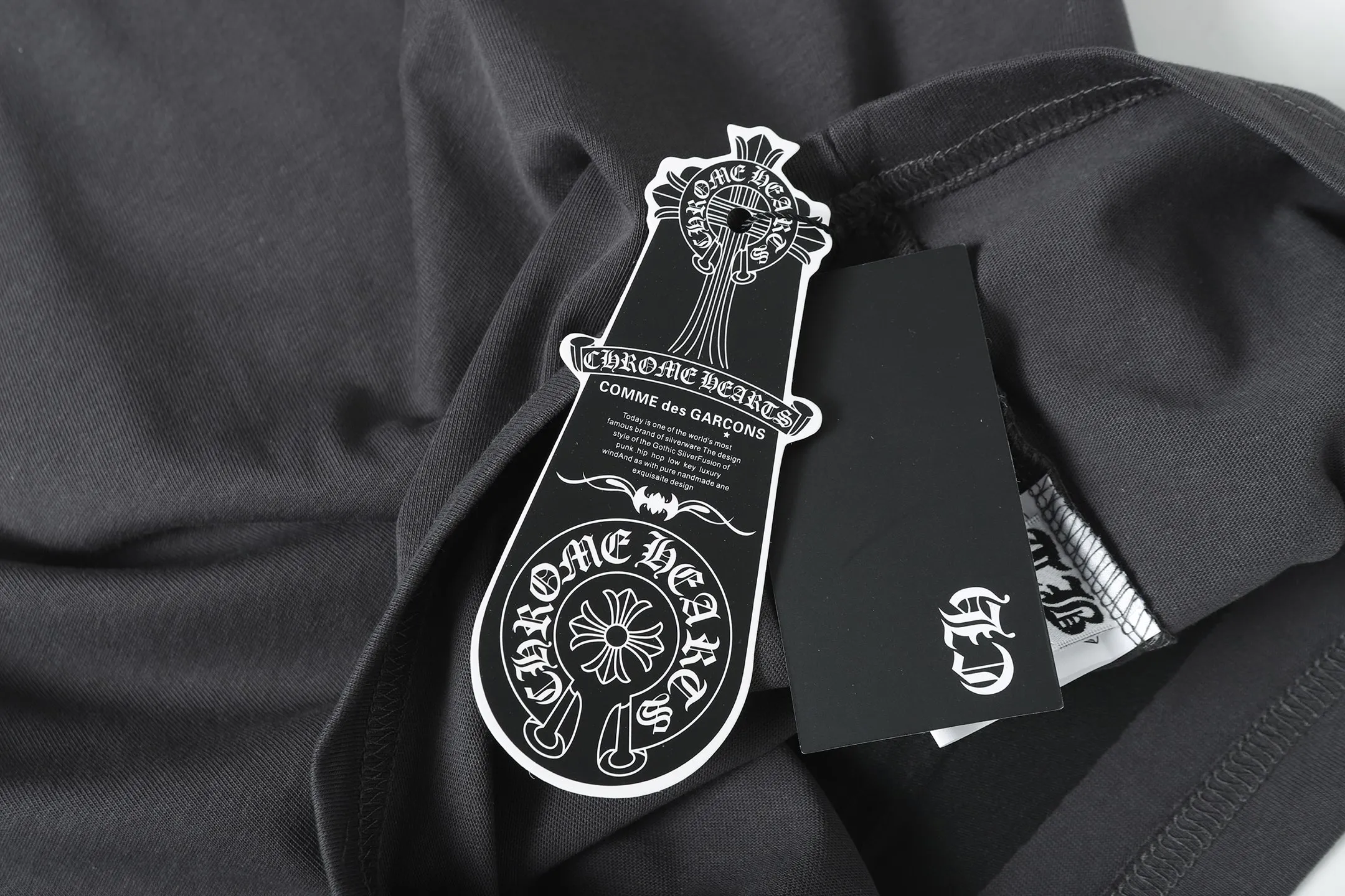P160 Chrome Hearts CH Chrome Hearts Heavy Industry patch embroidered cross ✝️Short-sleeved T-shirt Use imported Tajima machine embroidery Correctly configured Black 2025 Chrome Hearts nylon bag authentic packaging 260 grams of custom-dyed double-yarn cotton Large version Loose and stylish Differentiated from low version slim and long version The upper body pulls the hips 100% commitment: top quality Do not make fast food The highest version on the market Top quality - different from those ordinary versions on the market If you care about quality, you should also respect the price. Absolutely 0 after-sales service and 0 return rate so far. It’s hard not to love the style - 260g custom-dyed double yarn fabric - Correct high-density main mark, washed tag, hand-sewn